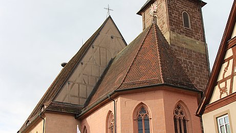 FFM_Spitalkirche_Außen Die Spitalkirche von außen – Altarraum, Kirchturm und ein Stück des Hauptgebäudes
